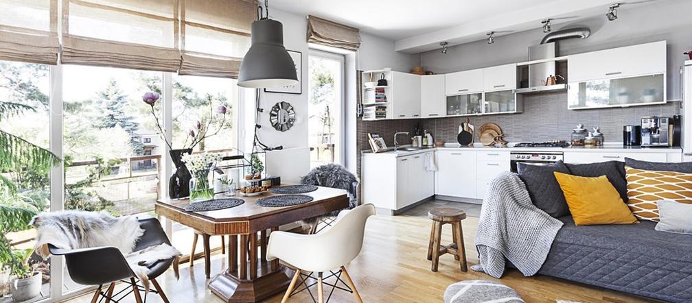 Salon z kuchnią w apartamencie w stylu skandynawskim