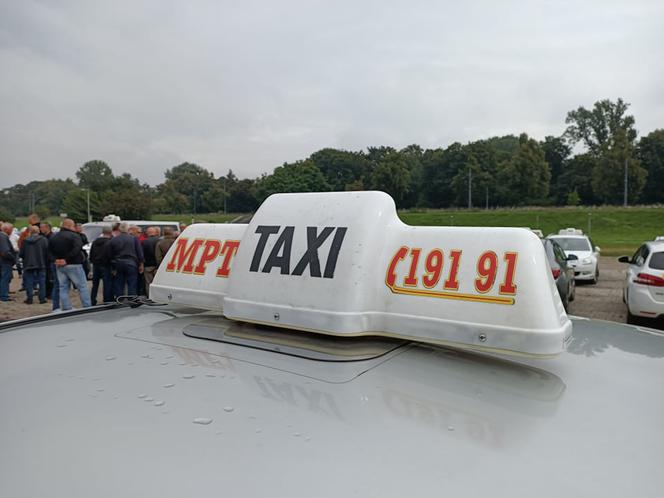 Tak wyglądał protest taksówkarzy w Warszawie. Boją się o swoje wypłaty!