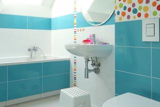 Niebieska łazienka z kolorowymi kamykami