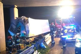 Kabina kierowcy została zmiażdżona! Groźny wypadek tira na A2 koło Poznania