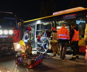 Wypadek z udziałem autobusu i ciężarówki w Warszawie (23.10.2025)