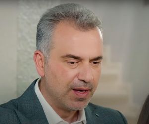 Ege śledzi Melis i dla zmyłki proponuje jej natychmiastowy ślub.