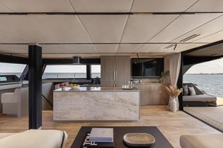 Beżowe wnętrze na jachcie