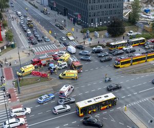 Wypadek radiowozu w Warszawie. Cztery osoby ranne, w tym policjanci