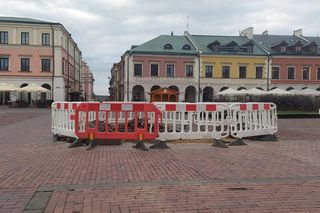 Dziura w płycie Rynku Wielkiego
