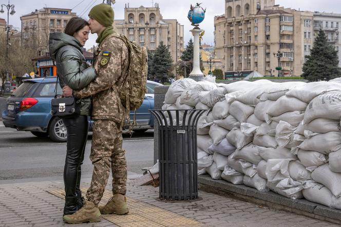 Ukraiński żołnierz z dziewczyną