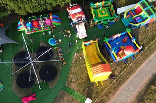 Nowa atrakcja dla dzieci pod Bydgoszczą. Na plaży w Pieczyskach wyrośnie park dmuchańców! Kiedy otwarcie? 