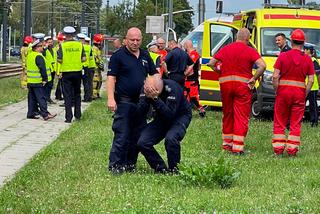 Rozpacz policjanta po tragicznym potrąceniu czterolatka przez tramwaj. To zdjęcie rozdziera serce