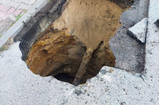 W Jaworznie zapadła się ziemia. Zapadlisko ma 10 metrów głębokości!