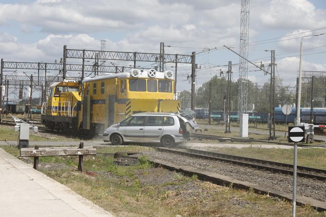 Kontrolowane zderzenie pociągu z osobówką