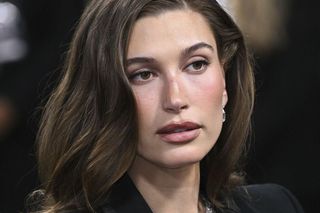 Hailey Bieber sprzedała swoją markę kosmetyczną. Cena zwala z nóg