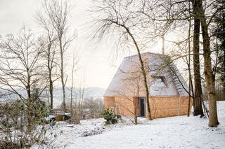 Dom jak drewniana kapsuła - powstał bez kleju i bez metalu. Architekci przekonują: Każdy może go powielić