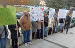 Protest mieszkańców pod Urzędem Gminy Cieszków! Likwidacja szkoły w Pakosławsku odłożona w czasie