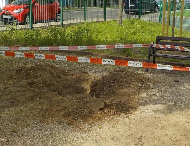 Niebezpieczny plac zabaw i siłownia 