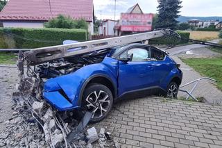 Nowy Sącz. Tak wygląda osobówka po ścięciu słupa. To cud, że kierowca przeżył