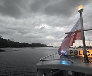 Burza zastała ich, kiedy byli na środku Brdy. Bydgoscy policjanci ratowali 10 osób [ZDJĘCIA]