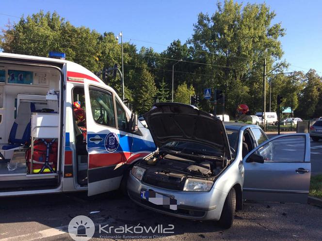 Wypadek karetki na alei Pokoju w Krakowie