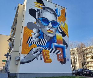 Nowy mural z kobiecą postacią na ścianie bloku przy ulicy Kaszubskiej 2 w Siedlcach. Zobacz zdjęcia!