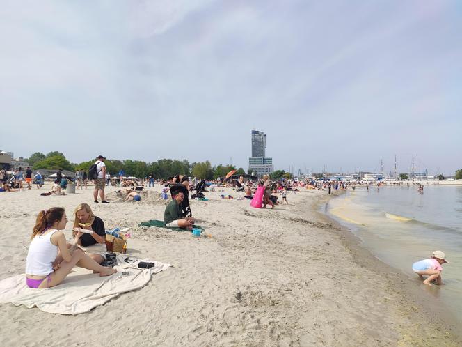 Plaża w Gdyni Śródmieściu. Żółta woda w Bałtyku