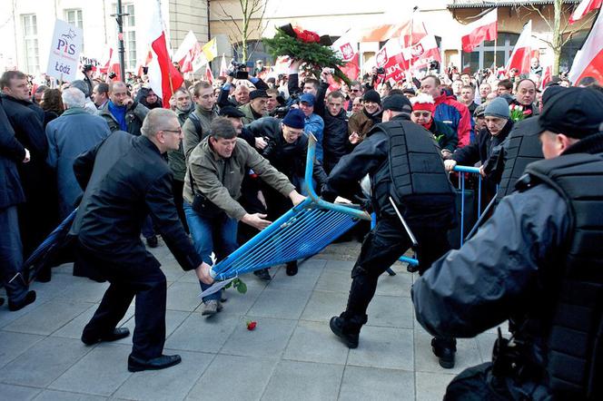 Rocznica katastrofy, przepychanki przed Pałacem Prezydenckim