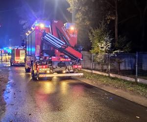 Koszmarny wypadek na torach pod Radomiem! Pociąg huknął w volkswagena. W środku pięcioro nastolatków [ZDJĘCIA]