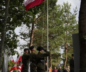 Młody żołnierz zginął na granicy z Białorusią. Odsłonili pomnik na jego cześć. „Niech będzie symbolem”