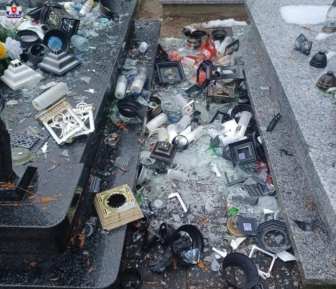 Demolka na cmentarzu. 23-latek zniszczył znicze i wiązanki leżące na grobach