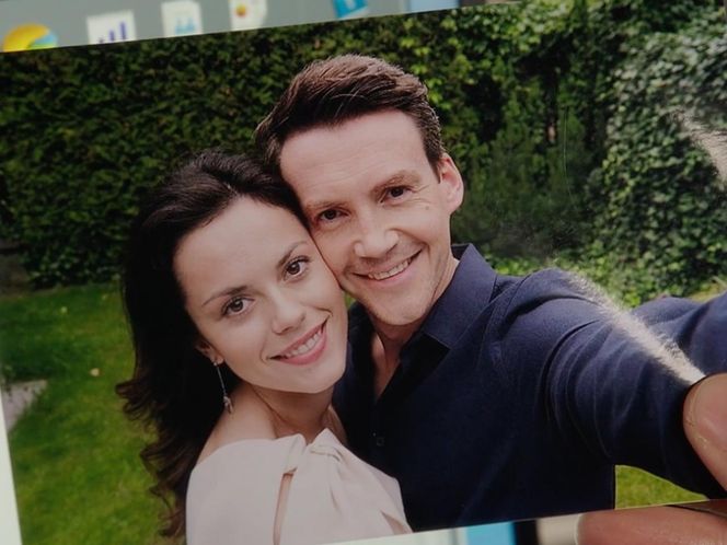 M jak miłość odc. 1856 kulisy serialu: Jakub Karski (Krzysztof Kwiatkowski) , Kasia (Paulina Lasota) 