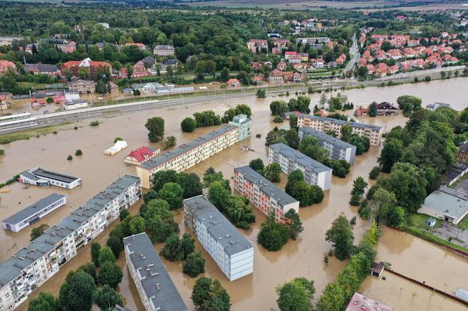 Dynamiczna sytuacja powodziowa. Rzeka Nysa Kłodzka zalała Kłodzko, 15 bm