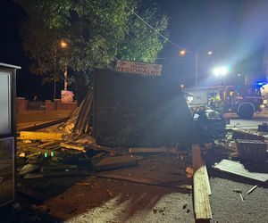 Pijani 18-latkowie staranowali stragany na Podhalu. Potem zabrali tablice rejestracyjne i wzięli nogi za pas