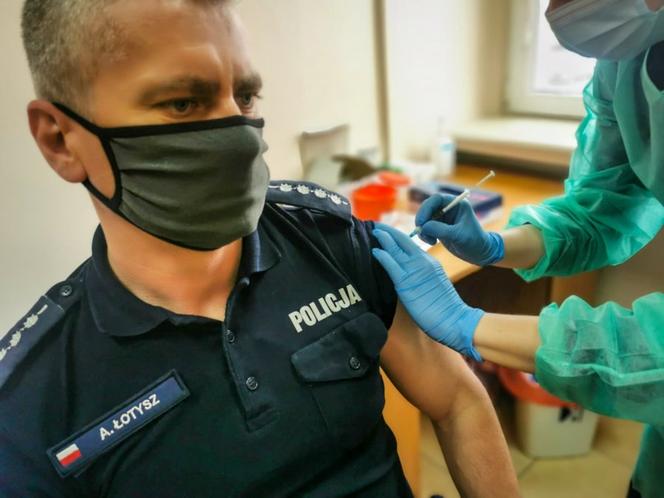 Białystok. Policjanci szczepią się przeciw COVID-19