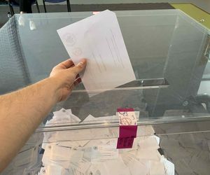 Polacy tłumnie głosują za granicą. „Urna o godz. 13.00 była już do połowy wypełniona” – mówi pan Łukasz z Anglii