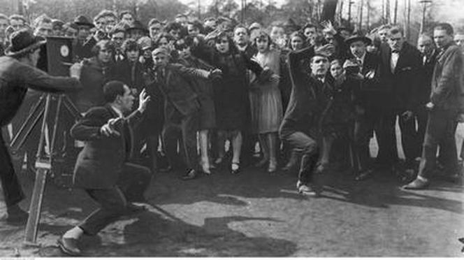 Scena z kręcenia filmu przez adeptów szkoły filmowej Espefilm. Przełom lat 20. i 30. XX wieku