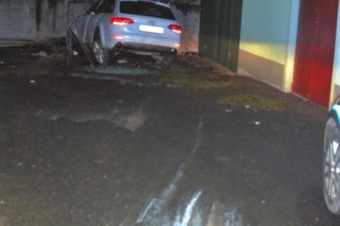 Połom Duży. Szaleńczą jazdę zakończył upadkiem ze skarpy. Chciał uciec policji