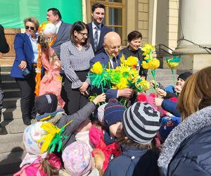 Plac przed ratuszem zakwitł. Przedszkolaki witały wiosnę [GALERIA]