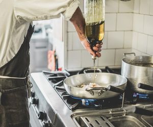 Taki tłuszcz to zabójstwo. Oto lista najgorszych produktów spożywczych do smażenia