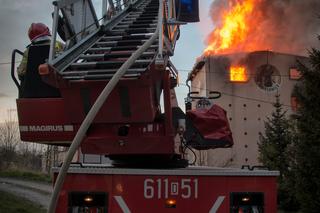 Potężny pożar budynku niedaleko szkoły. Płomienie buchały na kilkanaście metrów