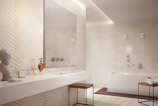 Reliefowe płytki do łazienki na ścianie z lustrem