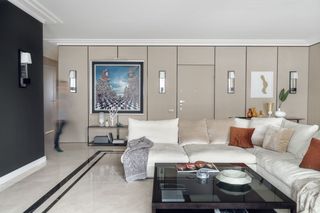 Eleganckie mieszkanie z niewidzialną kuchnią. Tak mieszka warszawski biznesmen