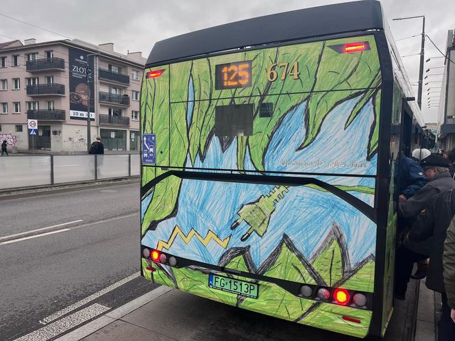 W gorzowskich autobusach elektrycznych przedstawiciele miasta rozdawali kubki i kalendarze