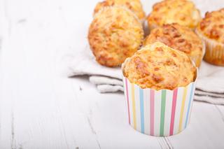 Wytrawne muffinki z żółtym serem - przekąska na piknik