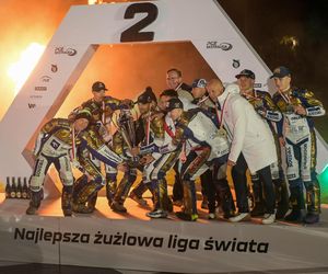 Ceremonia wręczenia trofeum po finale PGE Ekstraligi. Tak cieszył się PRES Toruń!