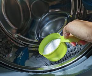 Nigdy więcej smrodu z pralki. Zapuść do sody i wrzuć do bębna. Brzydkie zapachy znikną po 1 cyklu