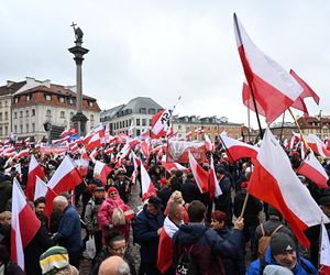 Rusza manifestacja PiS w Warszawie. Uczestnicy przyszli z flagami i antyimigracyjnymi transparentami