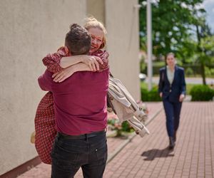 Na Wspólnej odc 4089. Renata (Marta Jankowska), Sławek (Mariusz Słupiński), urzędniczka (Katarzyna Dworak)