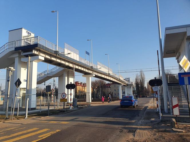  Takiego absurdu w Warszawie już dawno nie było. Mieszkańcy Pragi załamani po budowie kładki nad torami