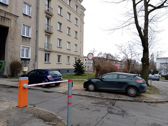 Tak się parkuje na Koszutce. Mieszkańcy mają dość