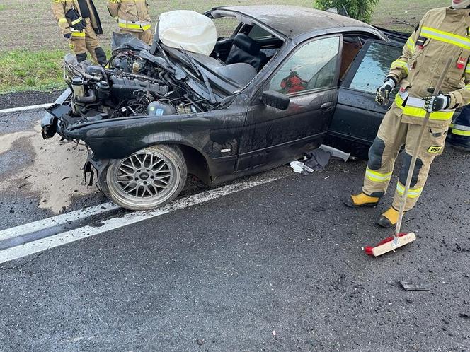 Makabryczny wypadek pod Przasnyszem! BMW z 4 osobami roztrzaskało się o drzewo [ZDJĘCIA].