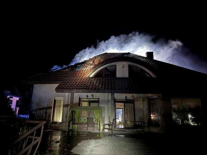 Dramatyczna akcja gaśnicza. W środku płonącego domu znaleźli zwęglone ciało