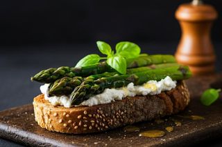 szparagi na śniadanie